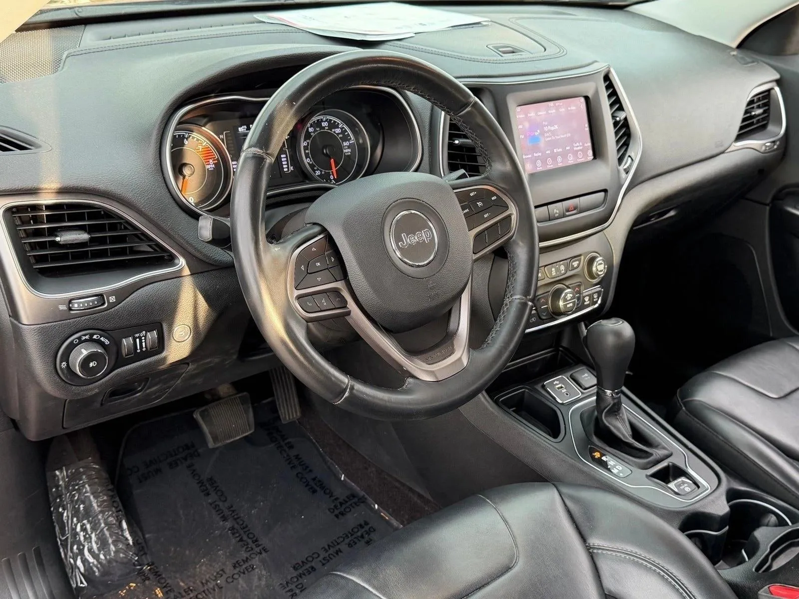 2019 Jeep Cherokee Latitude Plus FWD photo 10