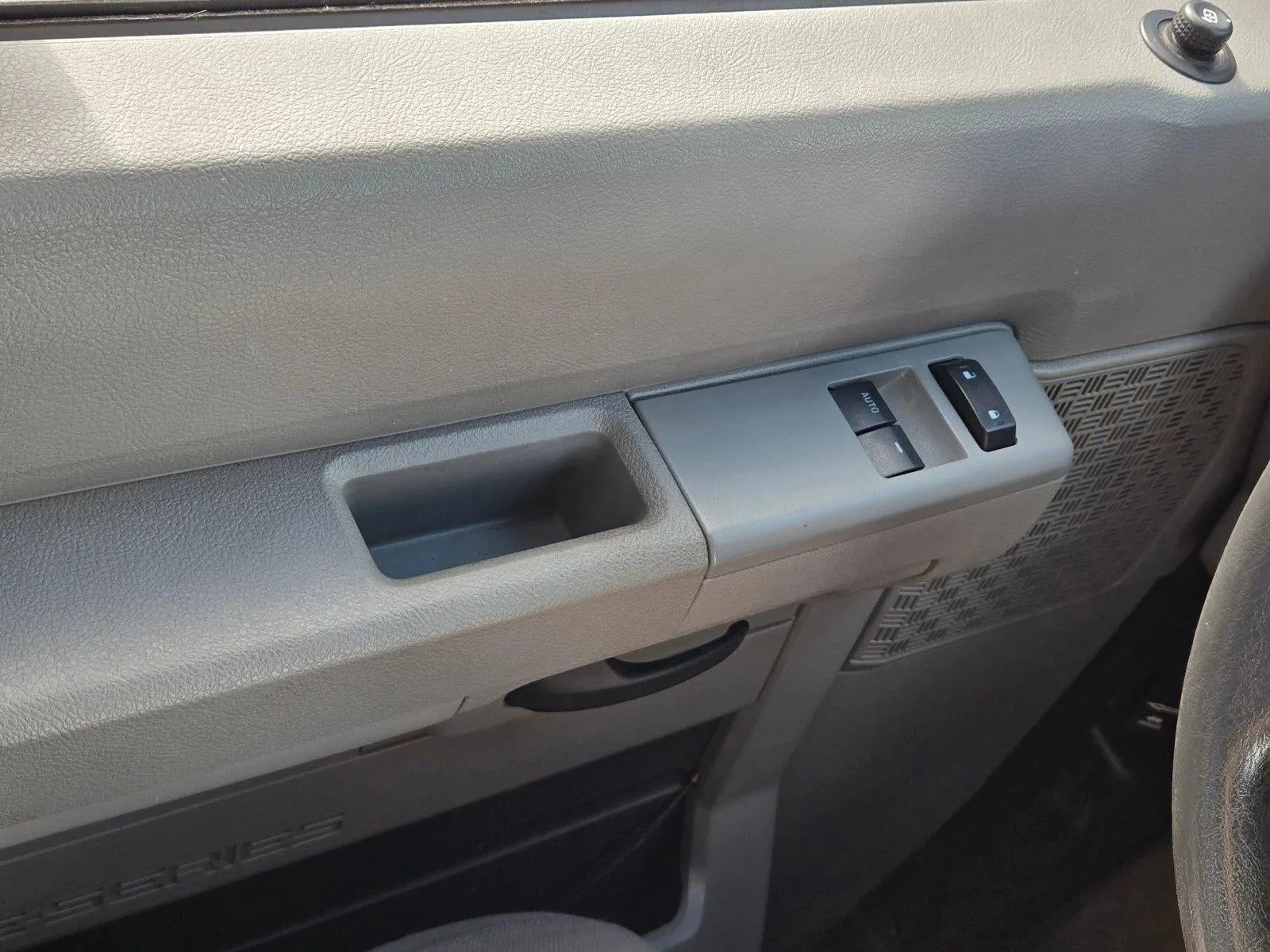 2014 Ford Econoline Wagon E-350 Super Duty Ext XLT photo 11