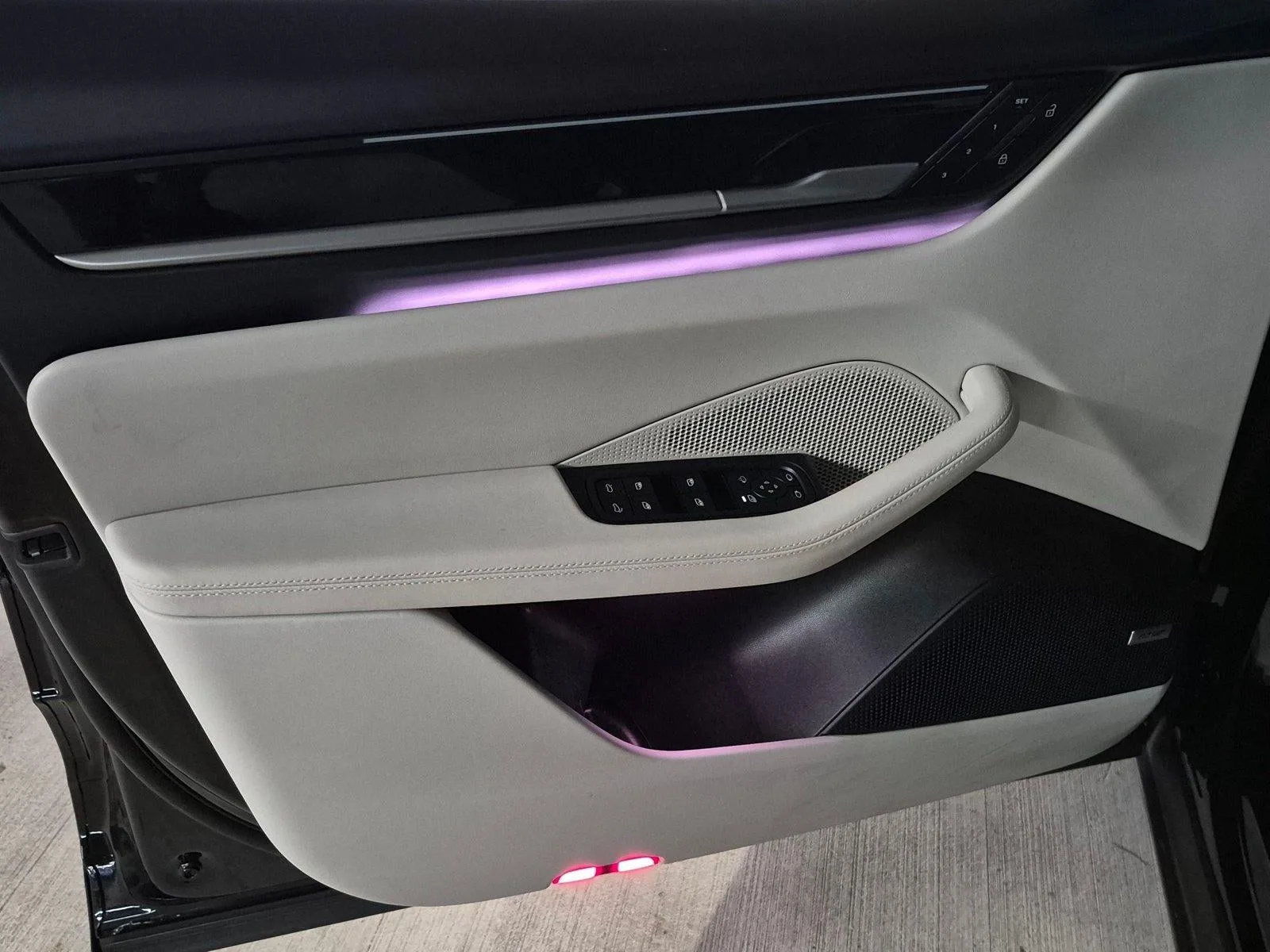 2025 Porsche Macan Electric 4S photo 9