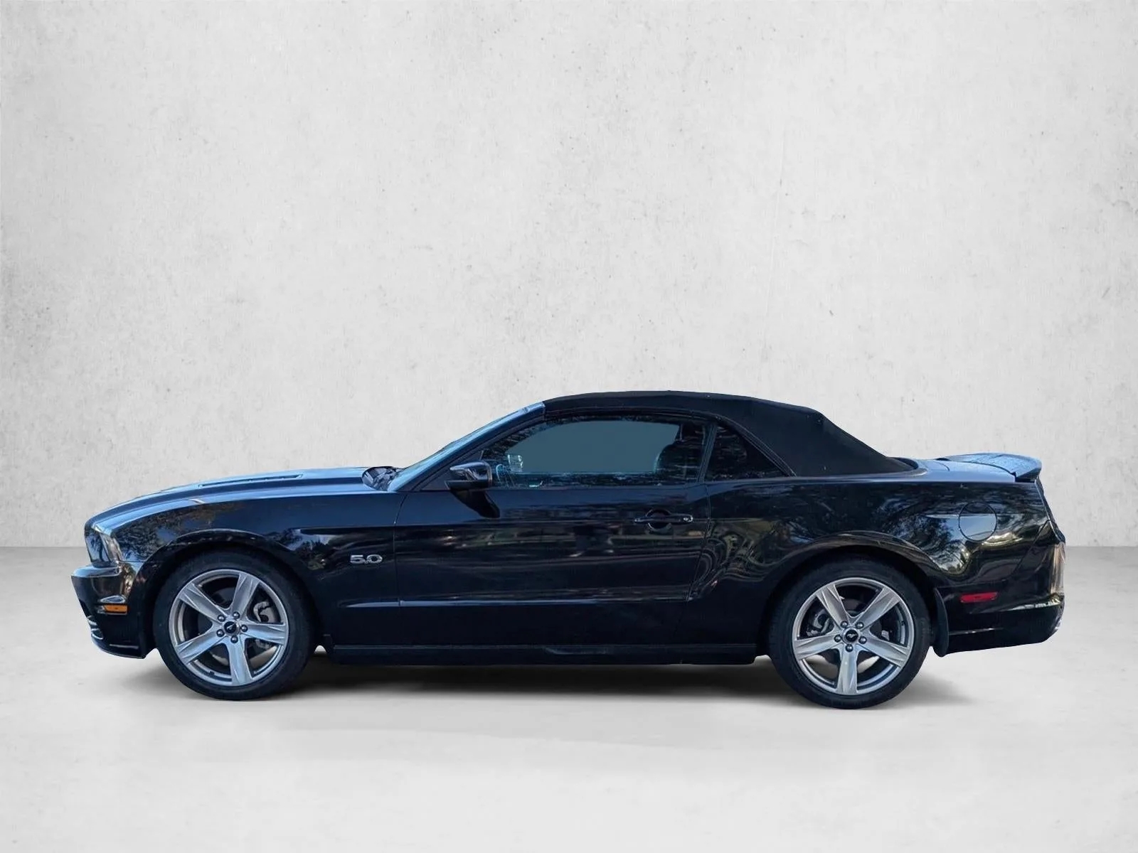 2014 Ford Mustang 2dr Conv GT Premium photo 2