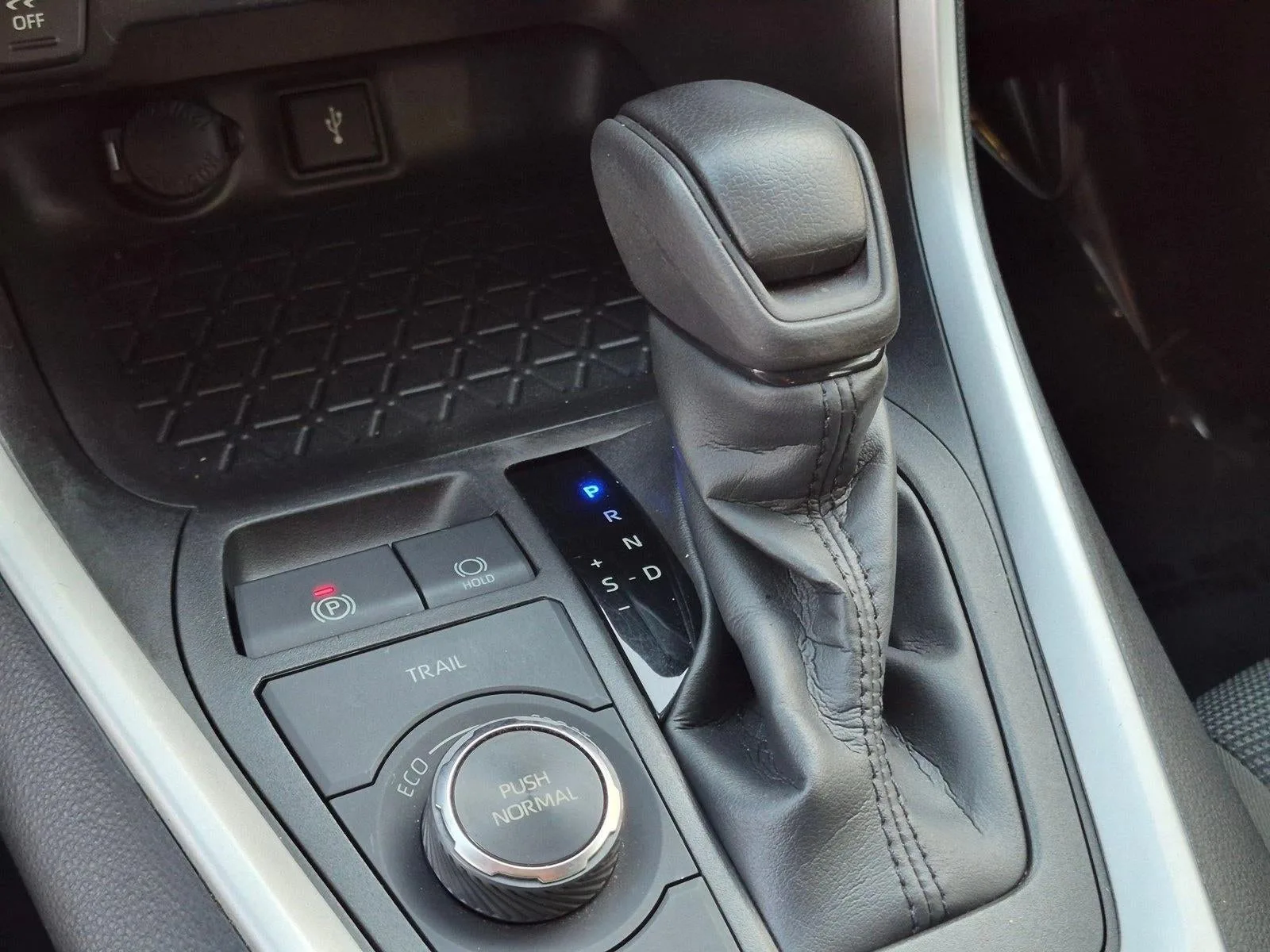 2022 Toyota RAV4 Hybrid LE AWD (Natl) photo 11