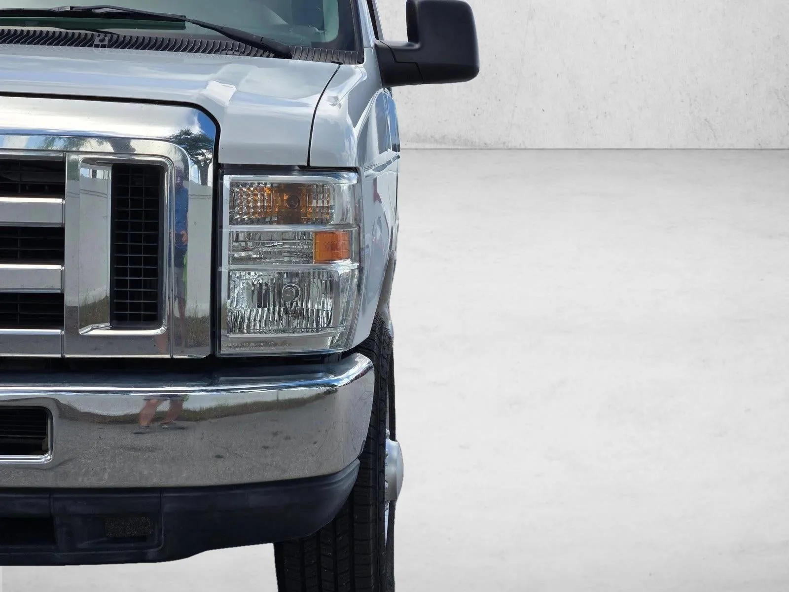 2014 Ford Econoline Wagon E-350 Super Duty Ext XLT photo 8