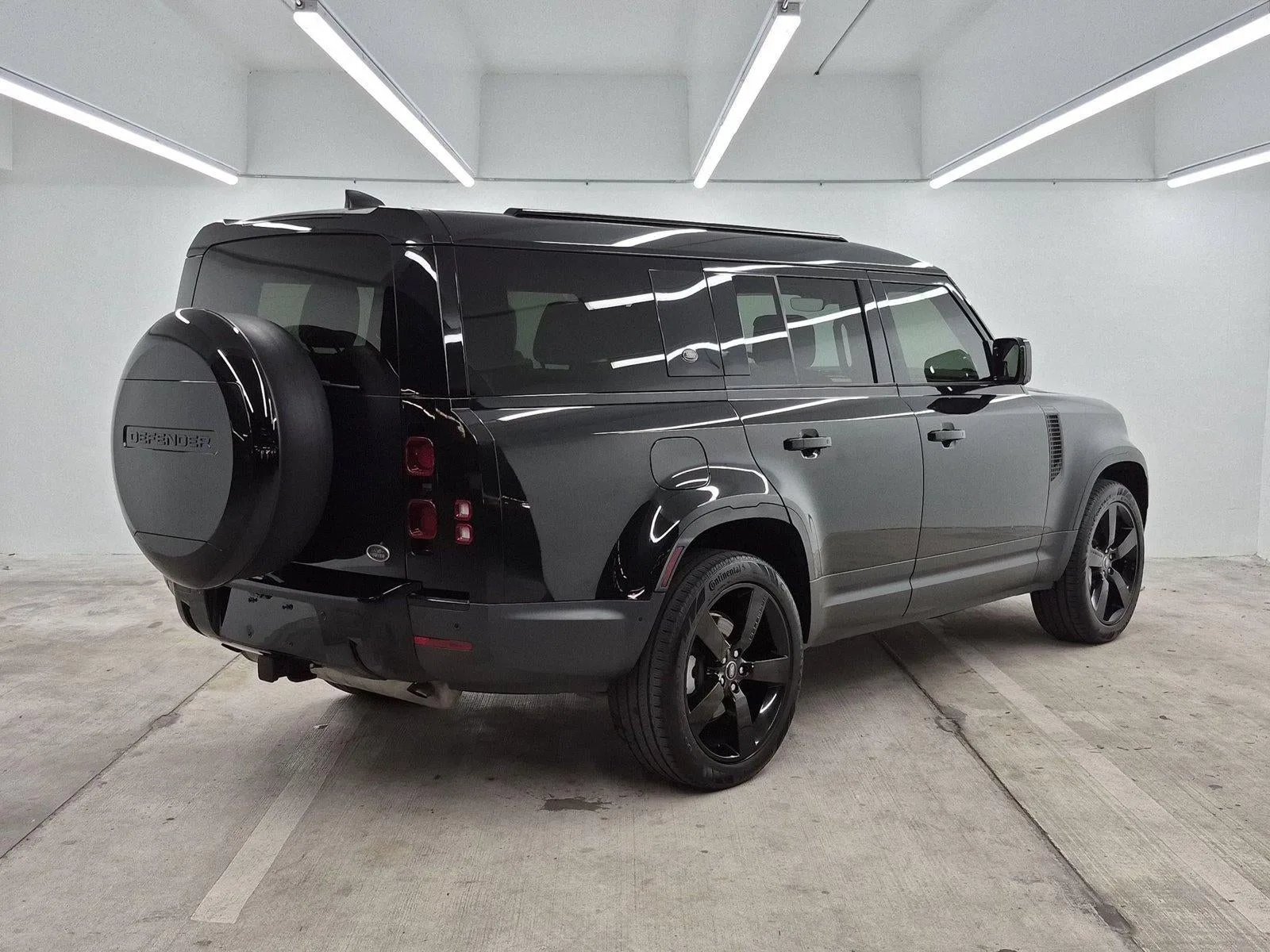 2023 Land Rover Defender 130 SE photo 5