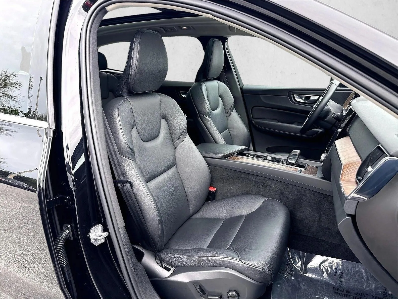2022 Volvo XC60 B5 AWD Momentum photo 9