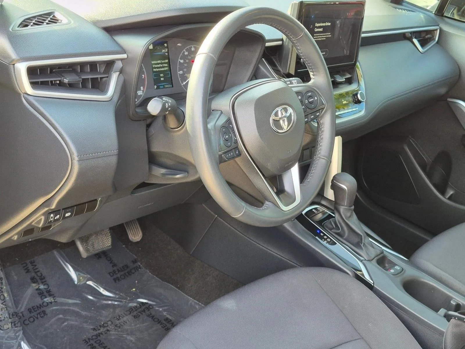 2023 Toyota Corolla Cross LE 2WD (Natl) photo 9