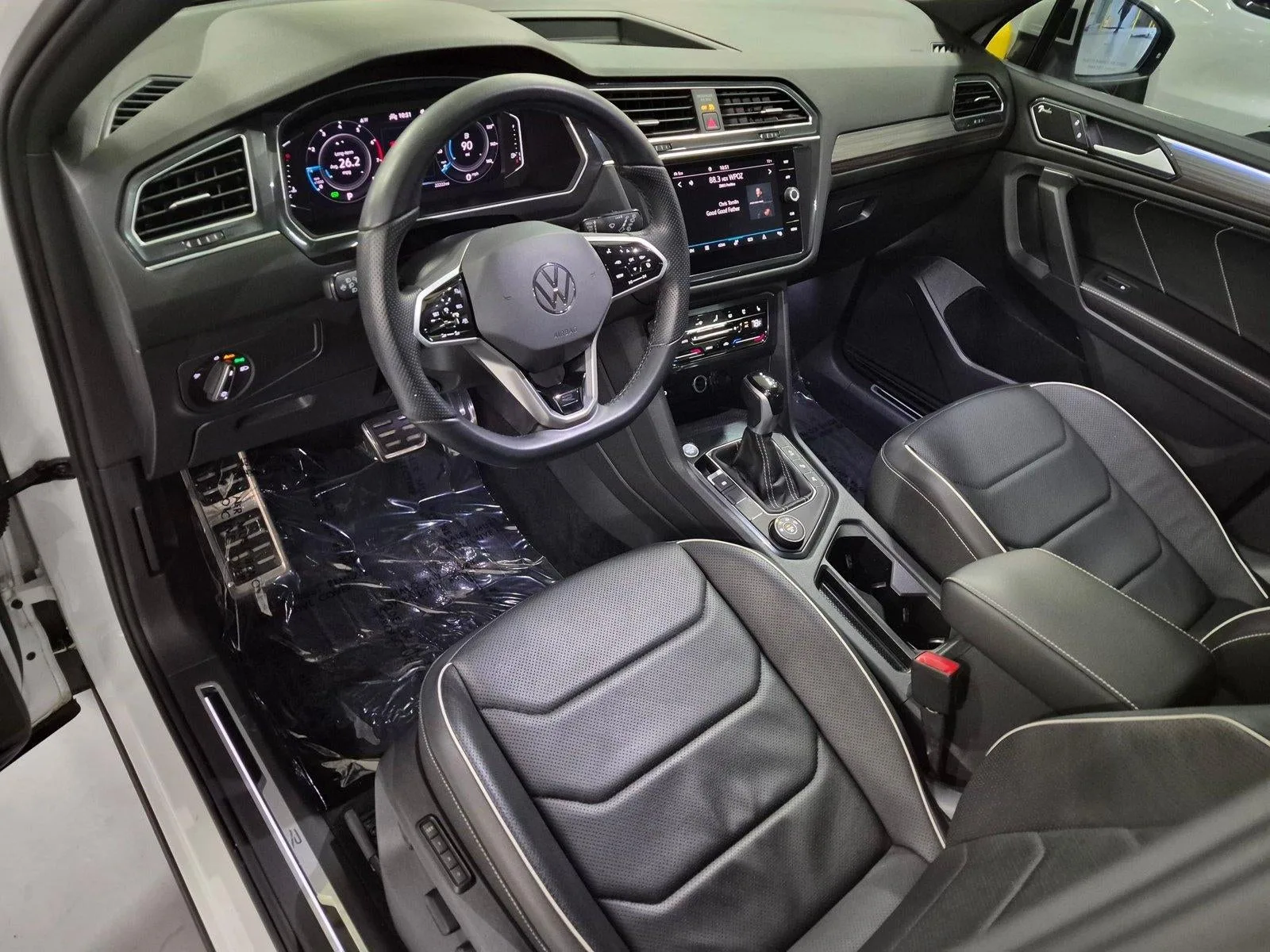 2022 Volkswagen Tiguan 2.0T SEL R-Line 4MOTION photo 4