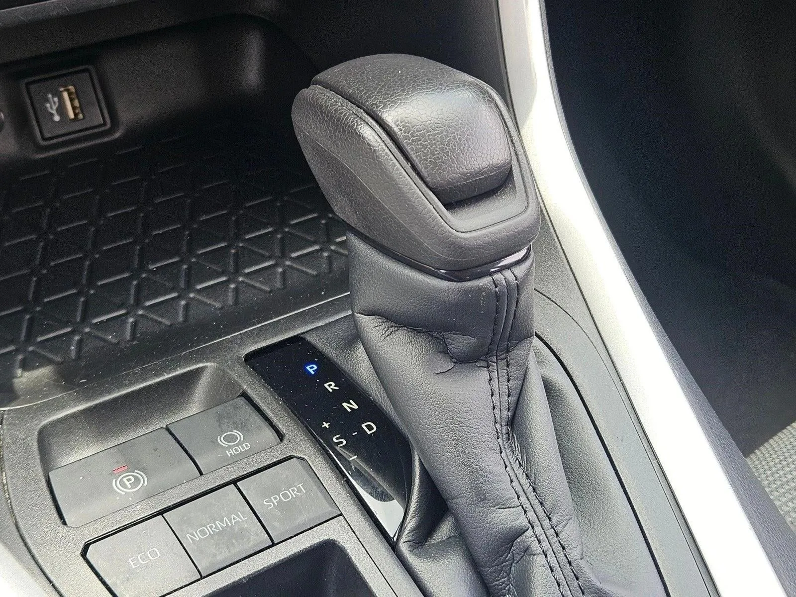 2023 Toyota RAV4 LE FWD (GS) photo 12