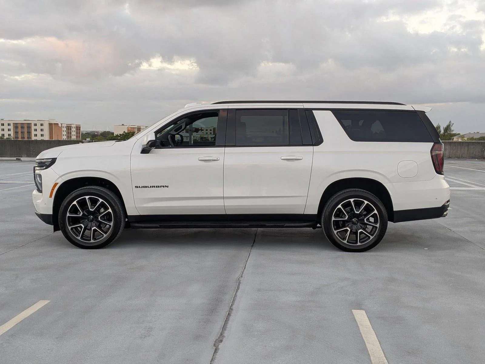 2025 Chevrolet Suburban RST photo 9