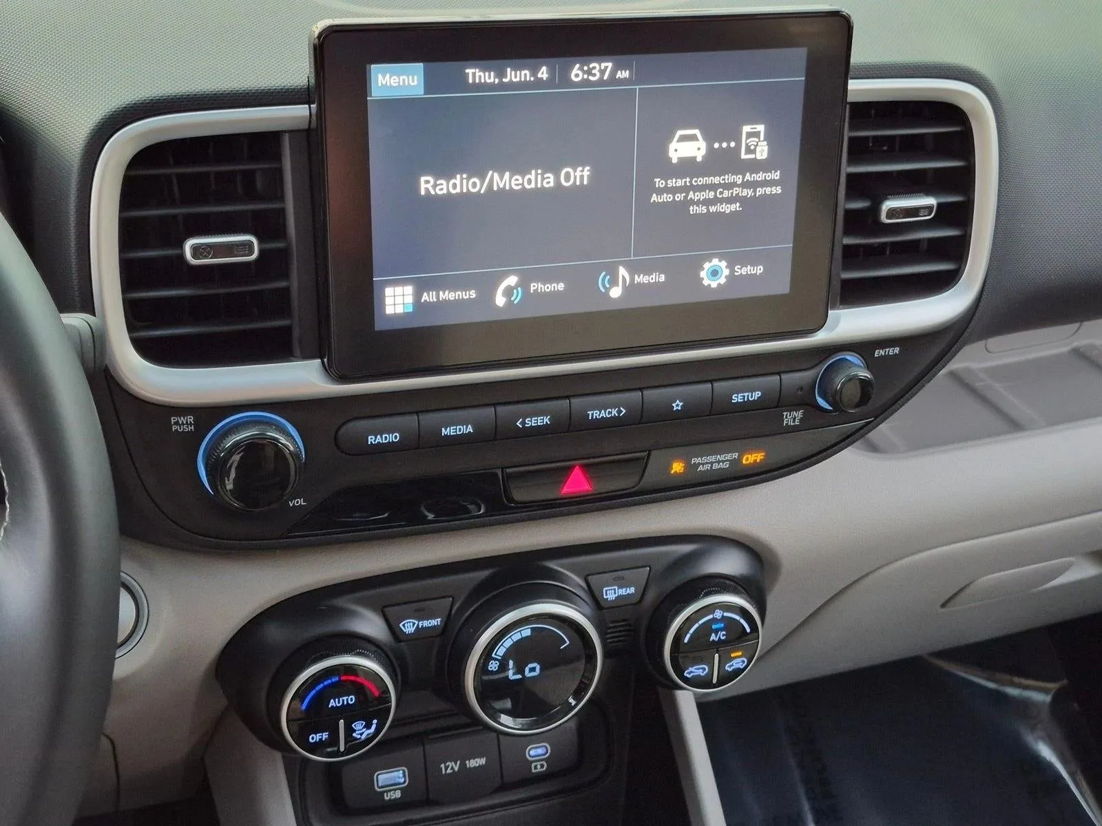 2024 Hyundai VENUE SEL IVT photo 12
