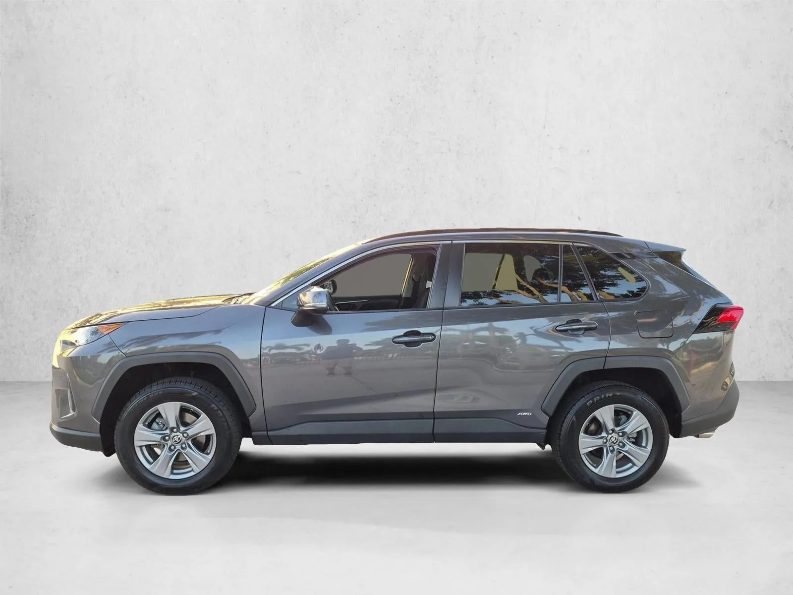 2022 Toyota RAV4 Hybrid LE AWD (Natl) photo 8