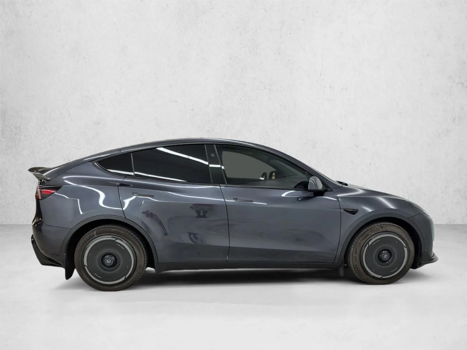 2024 Tesla Model Y Long Range photo 4