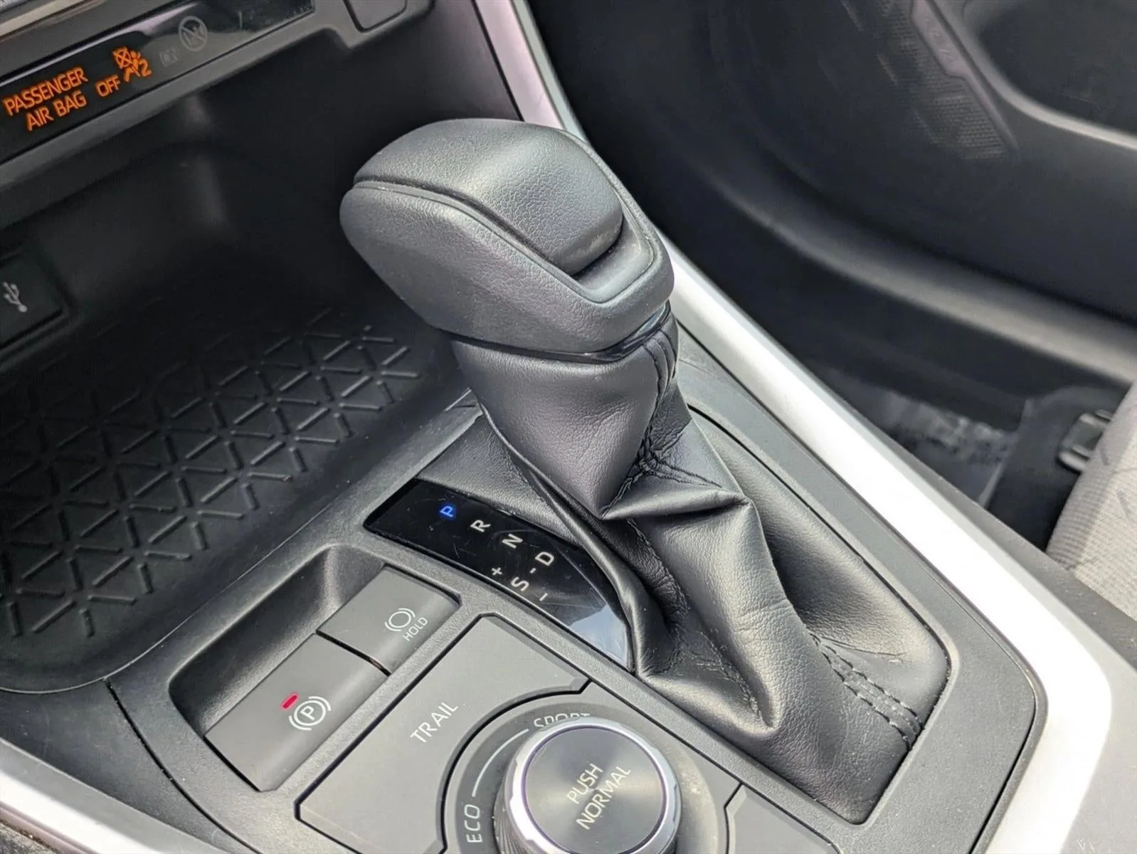 2020 Toyota RAV4 Hybrid XLE AWD (Natl) *Ltd Avail* photo 12