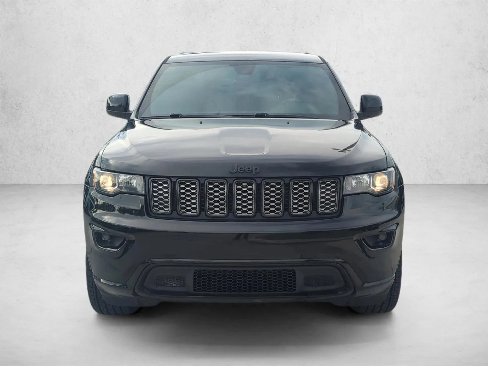 2019 Jeep Grand Cherokee Altitude 4x2 photo 2