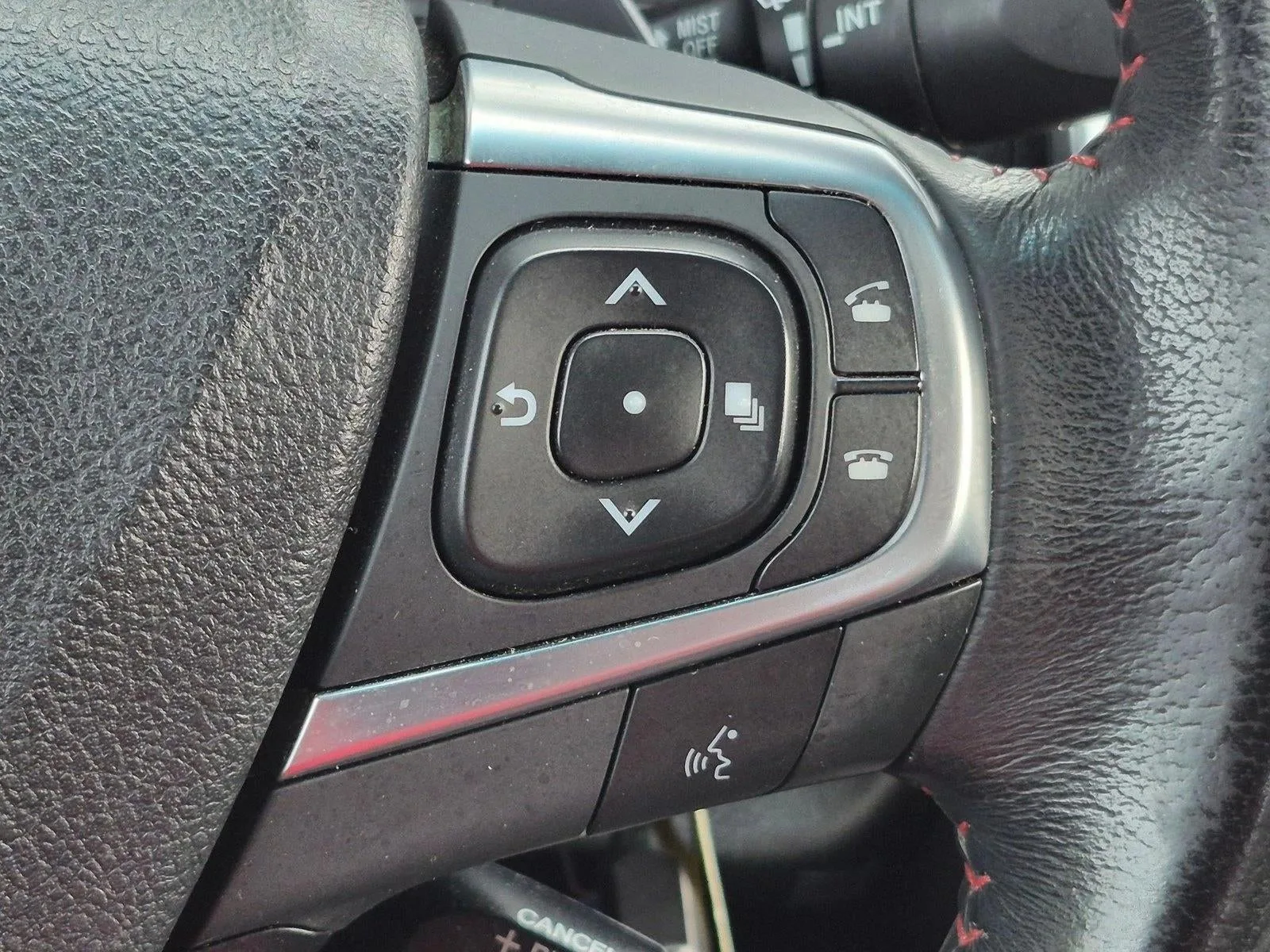 2016 Toyota Camry XSE photo 11