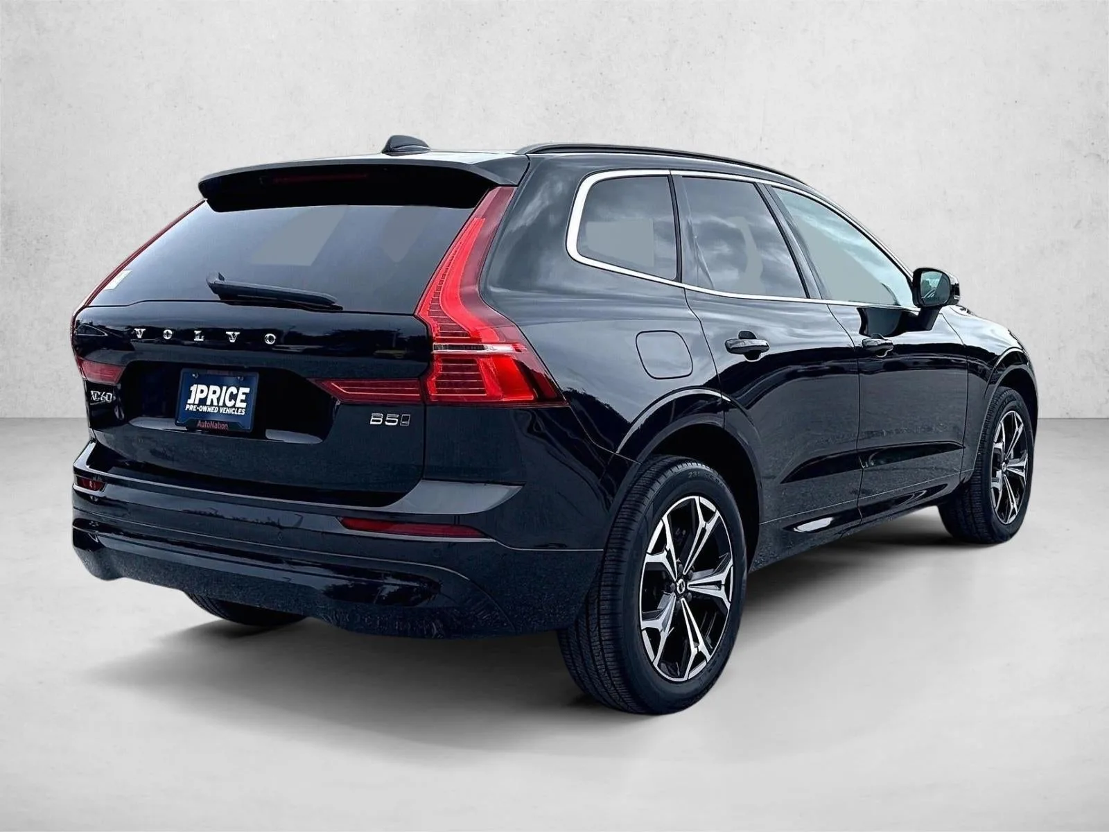 2022 Volvo XC60 B5 AWD Momentum photo 2