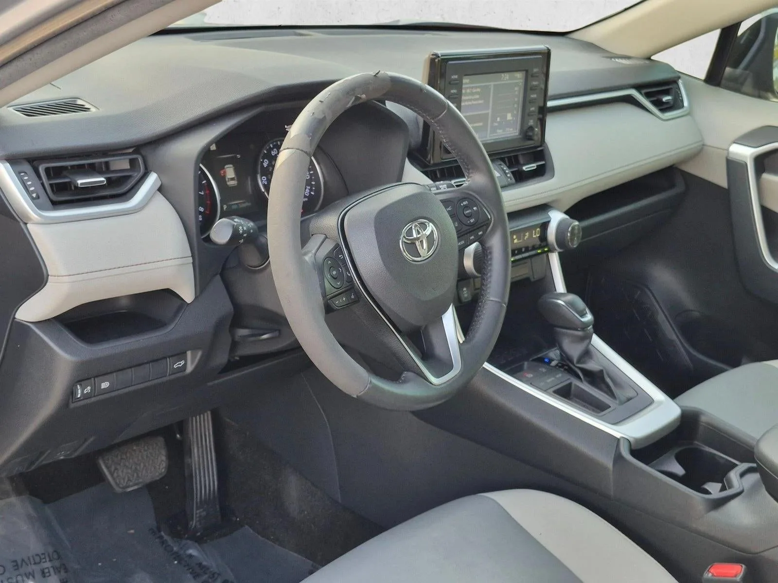 2019 Toyota RAV4 XLE Premium FWD (Natl) photo 9