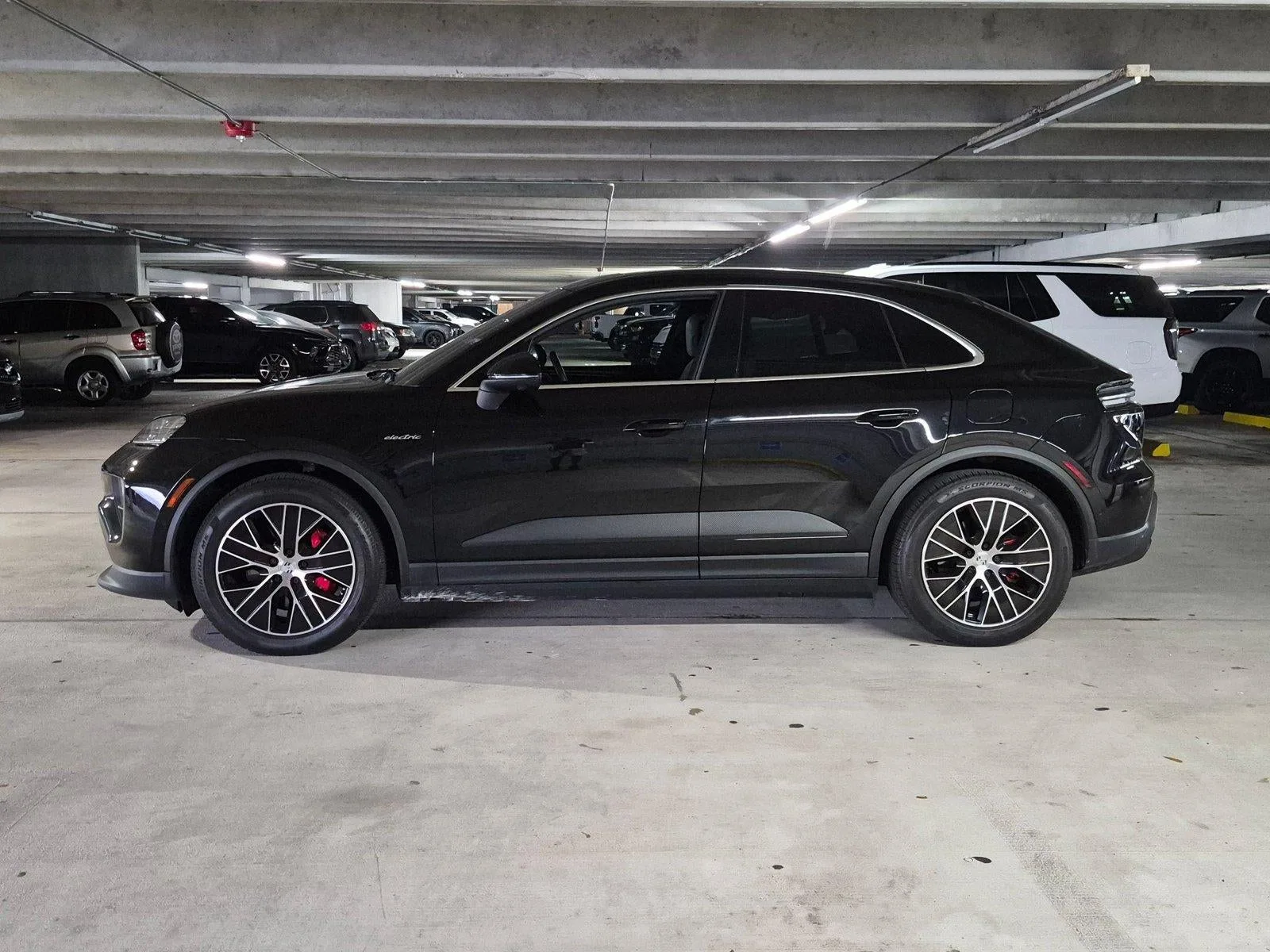 2025 Porsche Macan Electric 4S photo 8