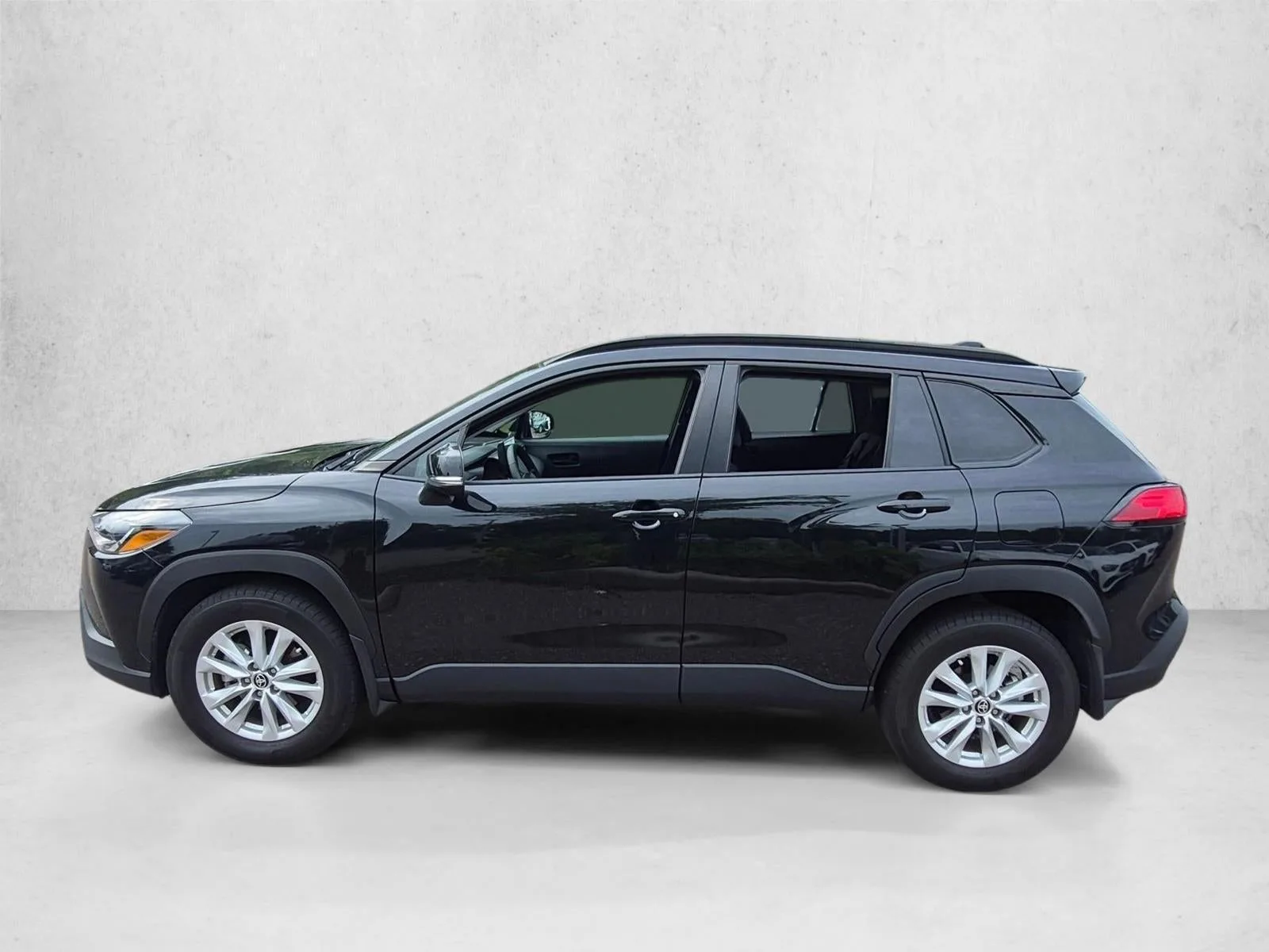 2024 Toyota Corolla Cross LE 2WD (Natl) photo 6