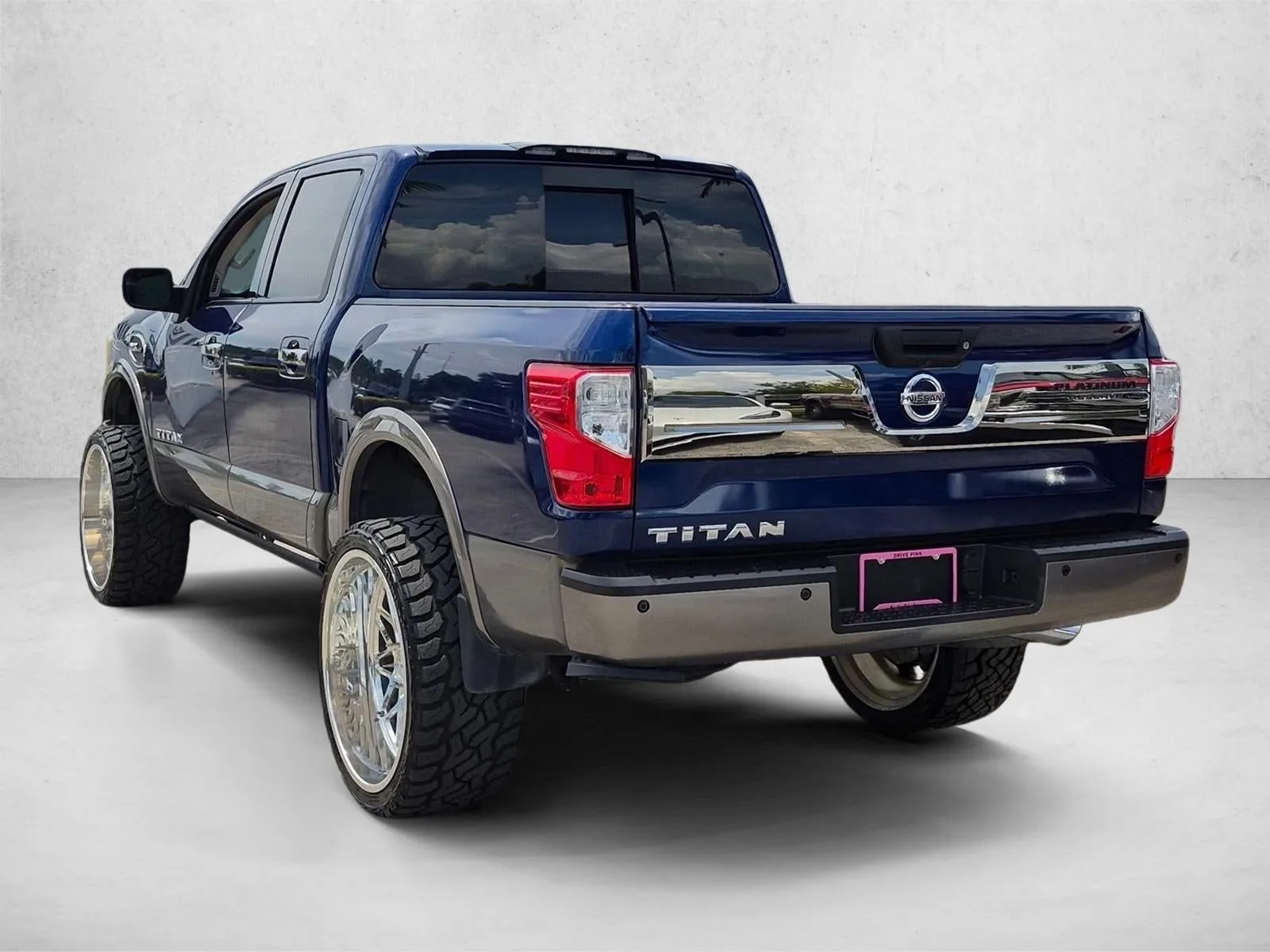 2017 Nissan Titan 4x2 Crew Cab Platinum Reserve photo 7