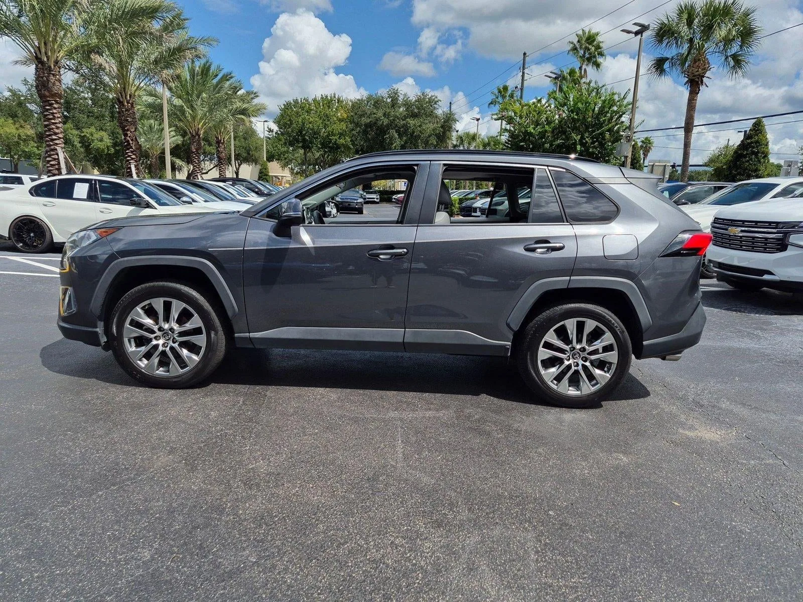 2019 Toyota RAV4 XLE Premium FWD (Natl) photo 2
