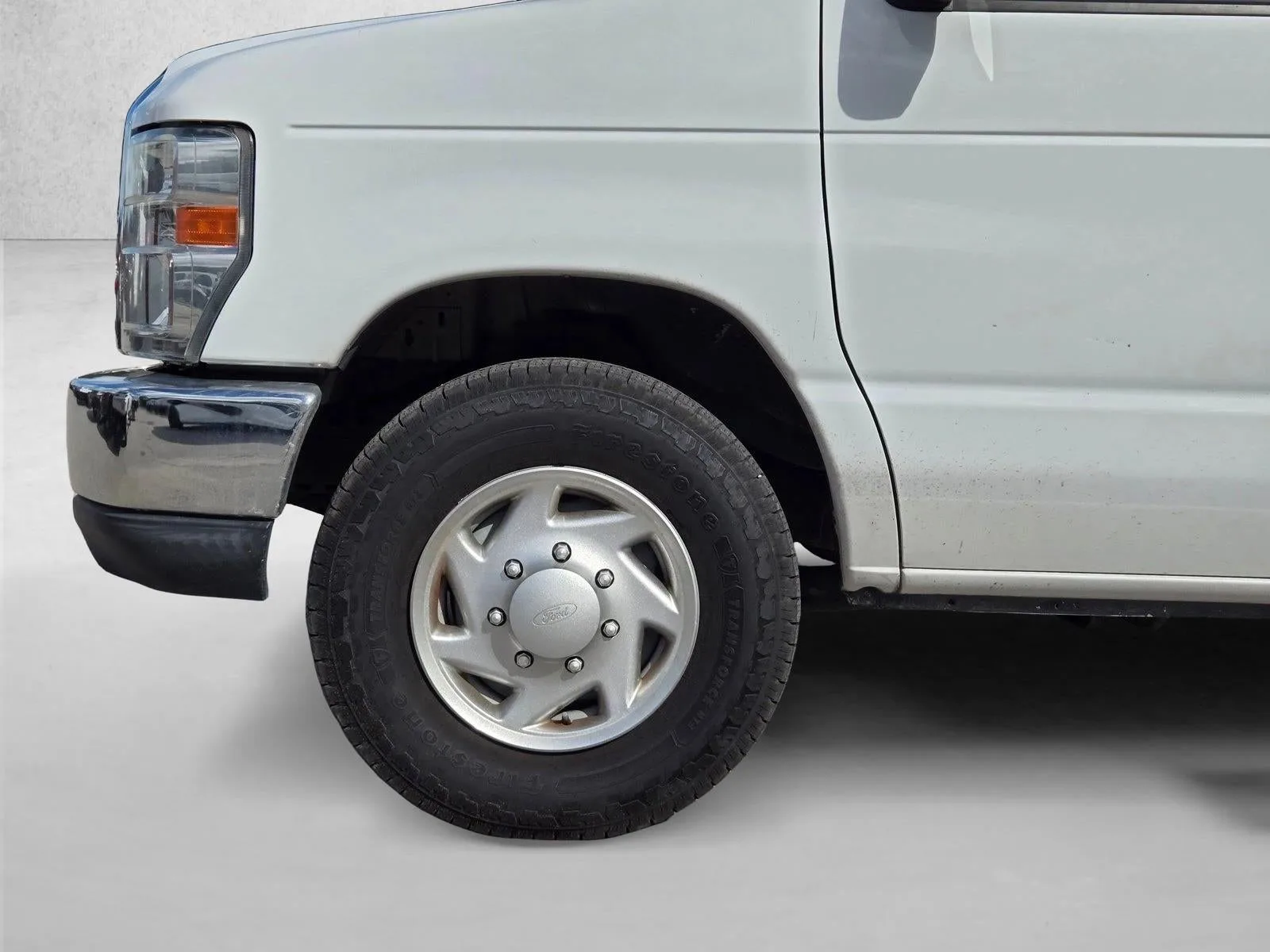 2014 Ford Econoline Wagon E-350 Super Duty Ext XLT photo 4