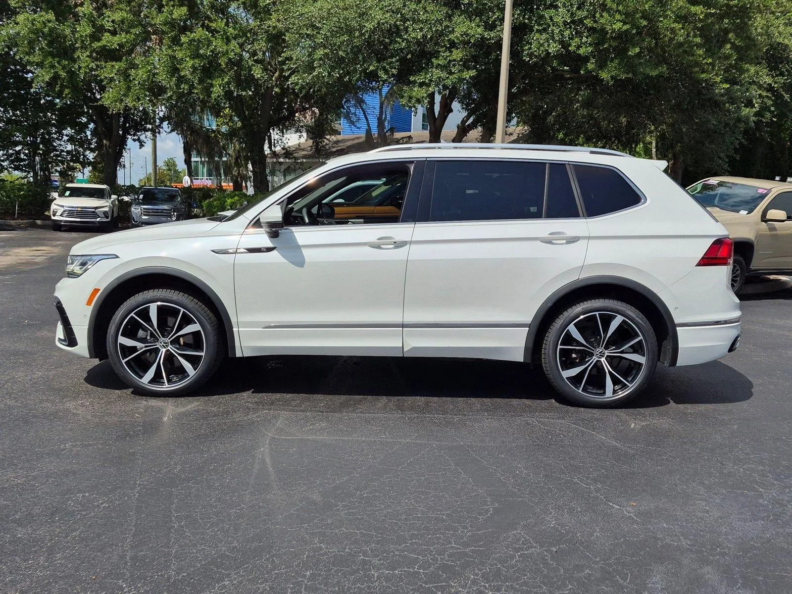 2022 Volkswagen Tiguan 2.0T SEL R-Line 4MOTION photo 2