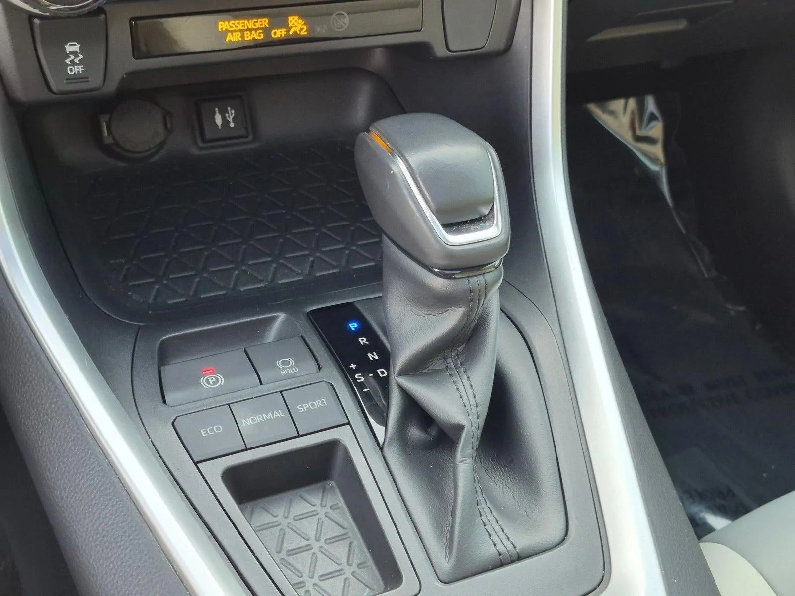 2019 Toyota RAV4 XLE Premium FWD (Natl) photo 11