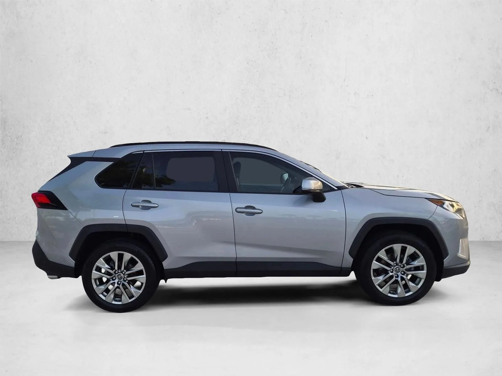 2019 Toyota RAV4 XLE Premium FWD (Natl) photo 4