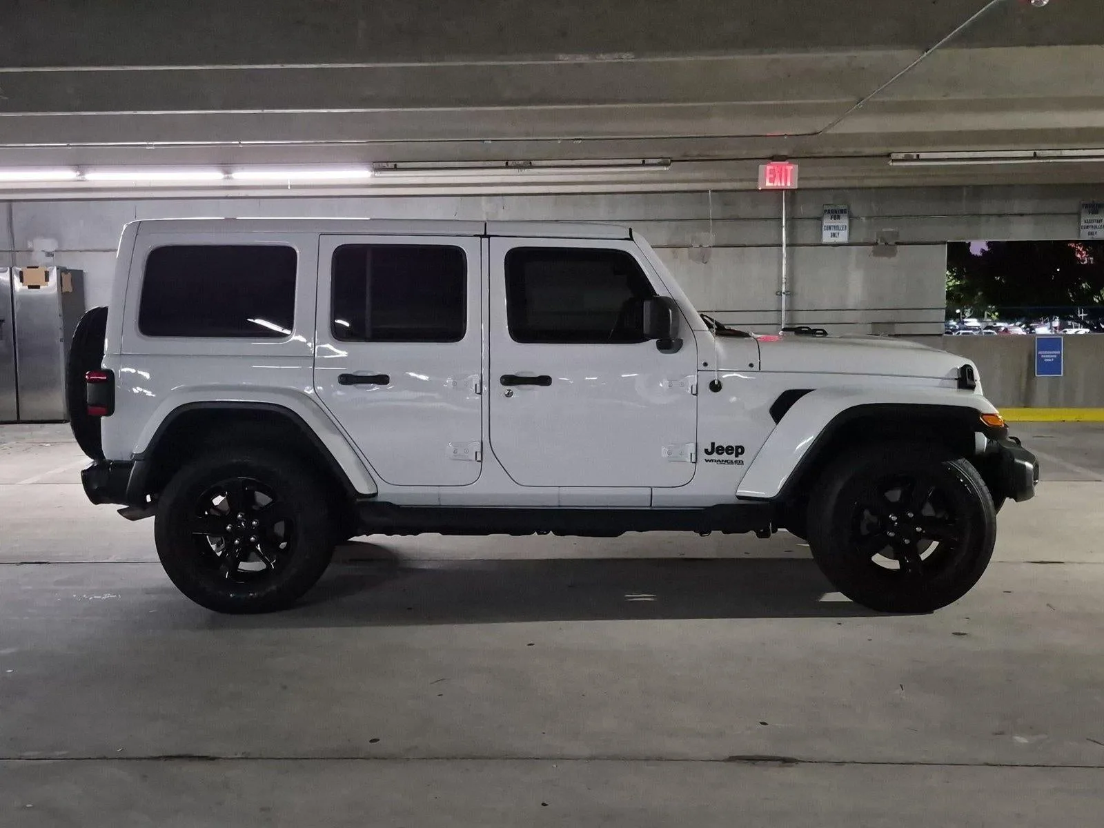 2022 Jeep Wrangler Unlimited Sahara Altitude 4x4 photo 4