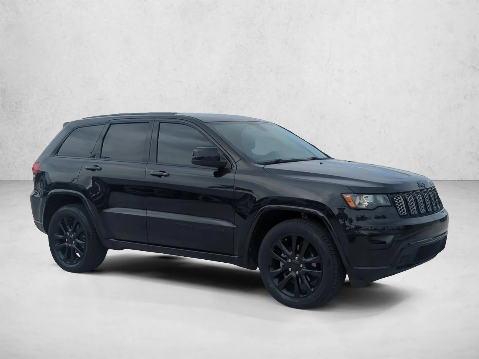 2019 Jeep Grand Cherokee Altitude 4x2 photo 3