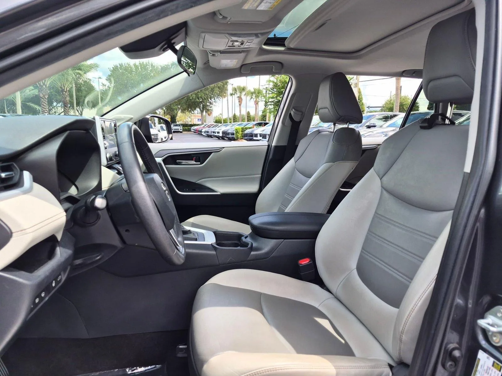 2019 Toyota RAV4 XLE Premium FWD (Natl) photo 5