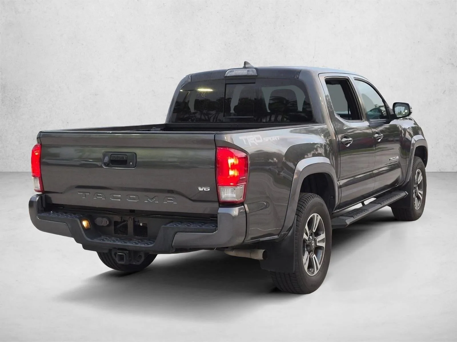 2017 Toyota Tacoma TRD Sport Double Cab 5' Bed V6 4x2 AT (Natl) photo 5