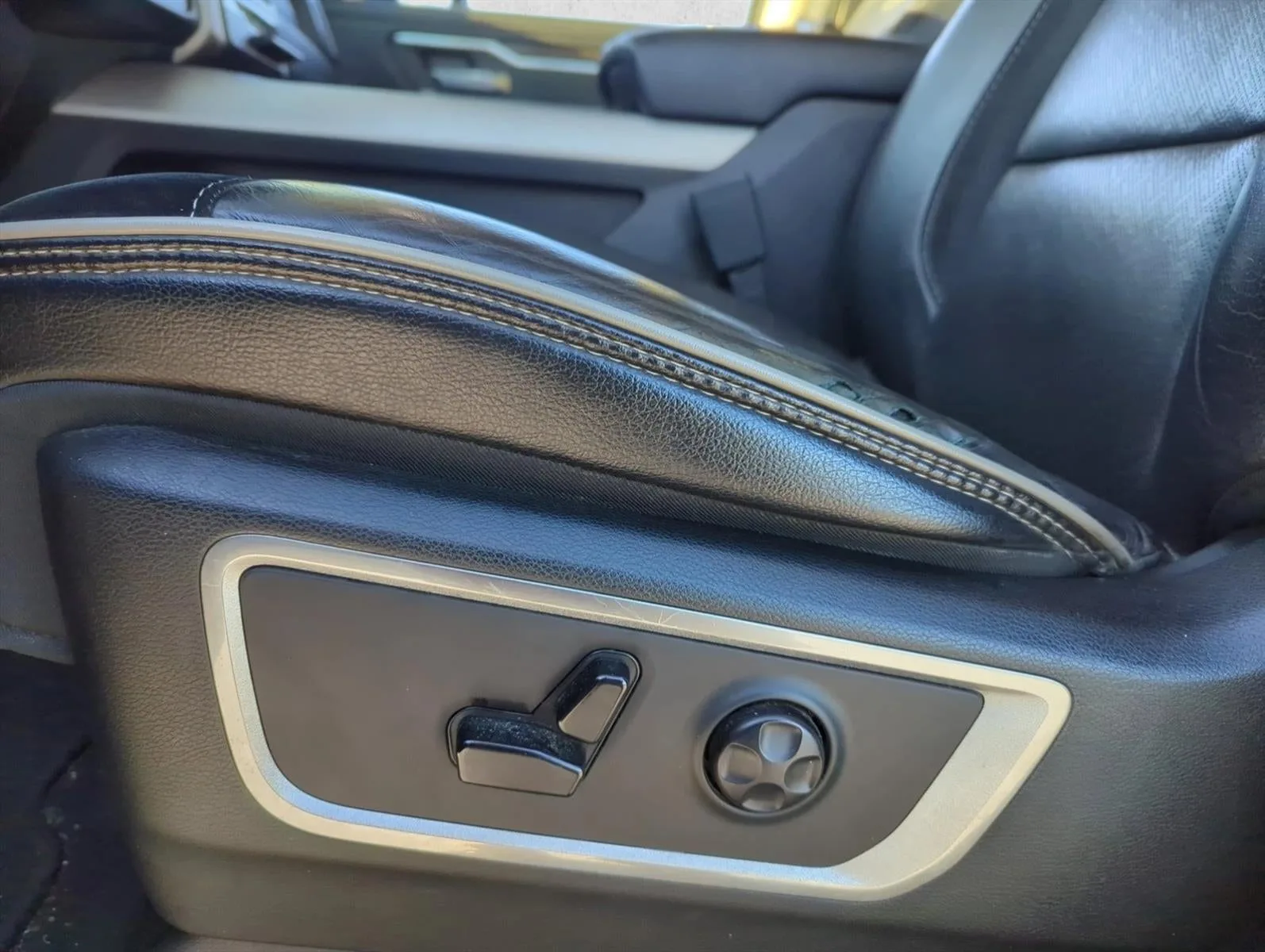 2020 RAM 1500 Laramie 4x2 Quad Cab 6'4" Box photo 10