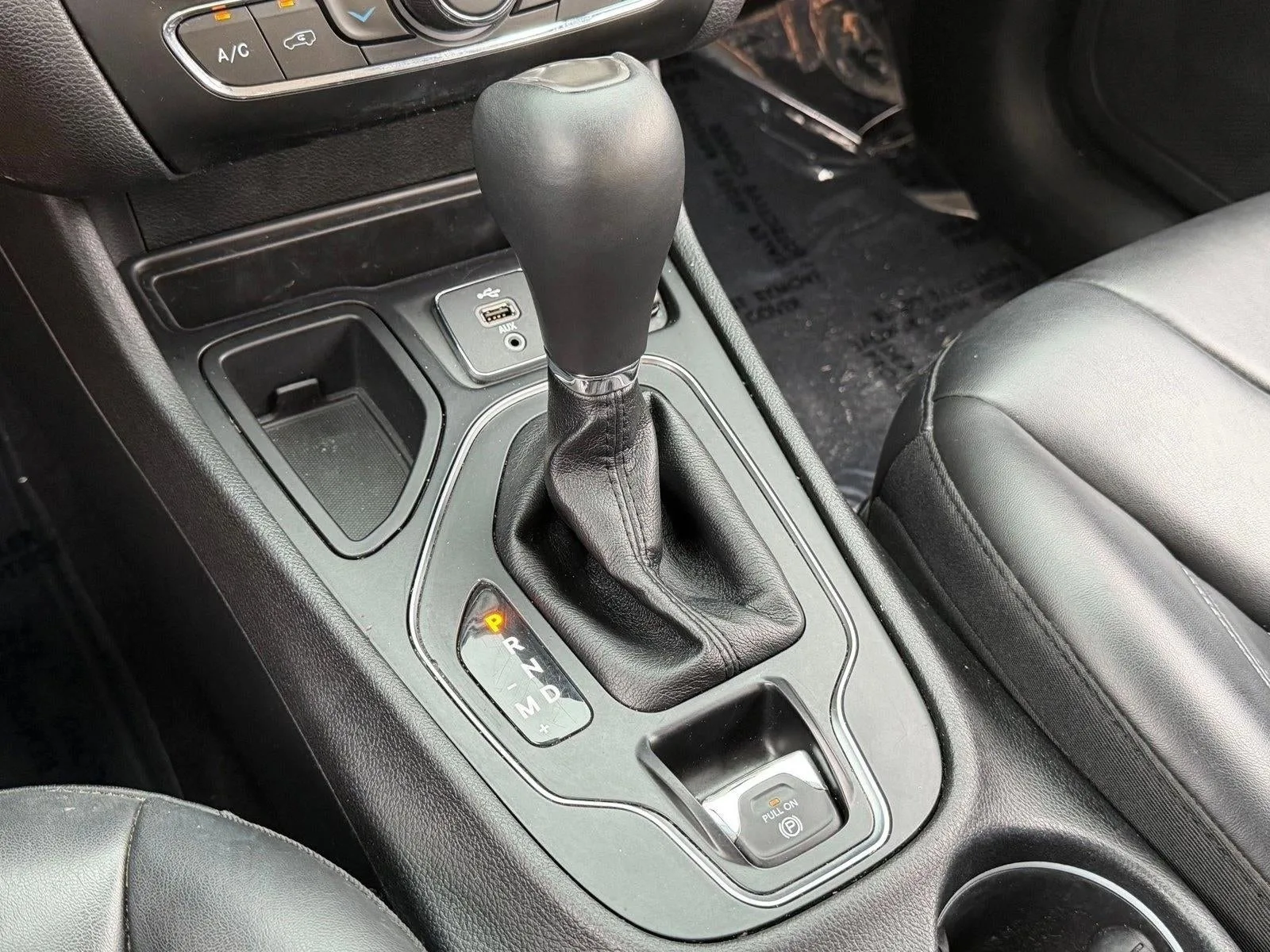 2019 Jeep Cherokee Latitude Plus FWD photo 12