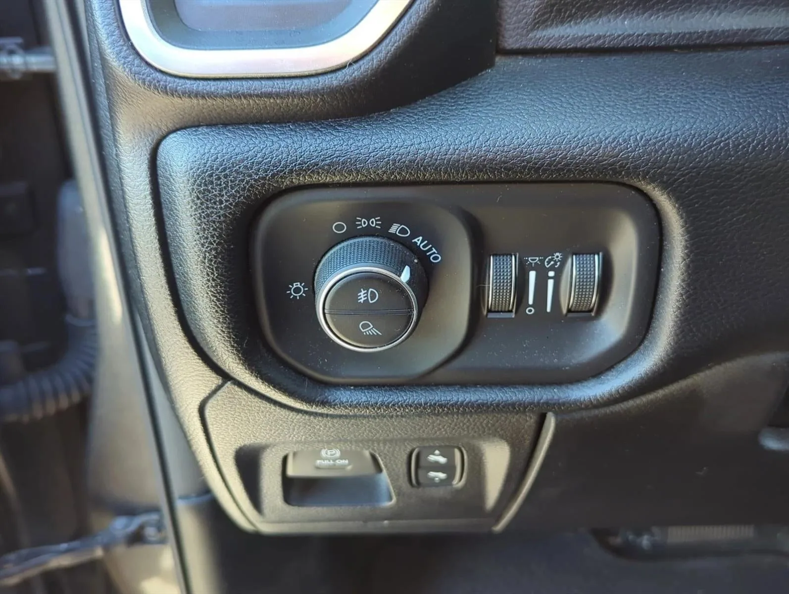 2020 RAM 1500 Laramie 4x2 Quad Cab 6'4" Box photo 12