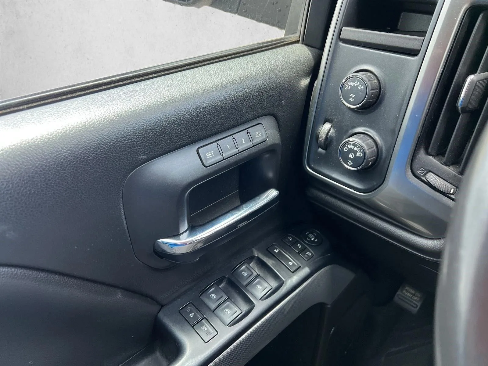 2018 Chevrolet Silverado 1500 Crew Cab Short Box 4-Wheel Drive LTZ Z71 photo 10