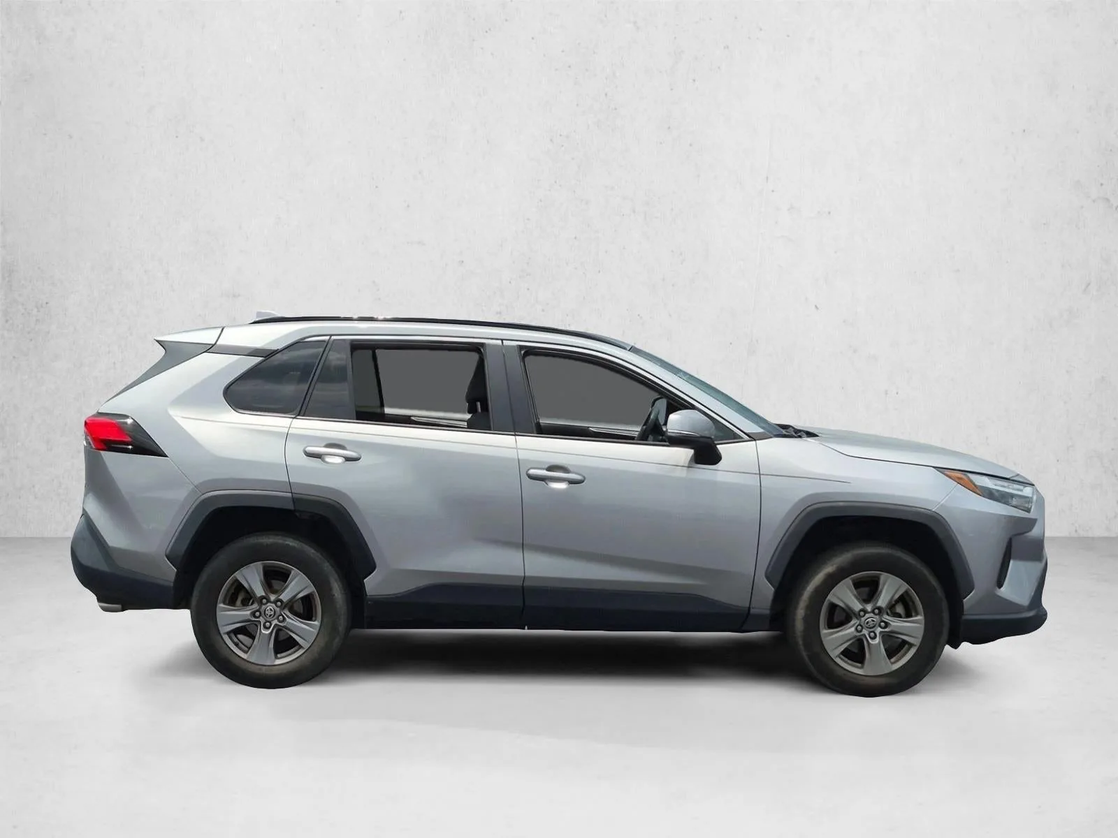 2022 Toyota RAV4 XLE photo 4
