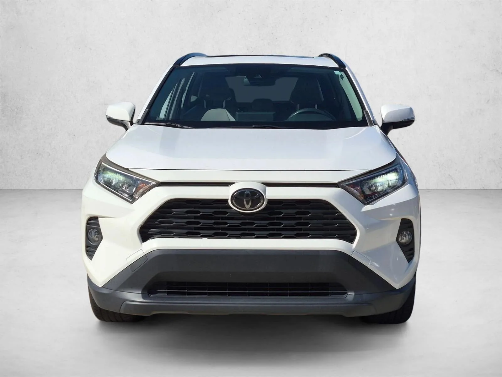 2019 Toyota RAV4 XLE Premium FWD (Natl) photo 2
