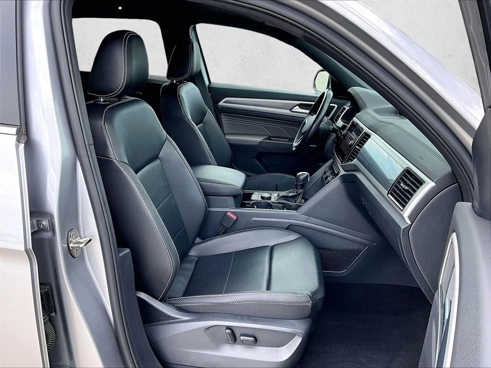 2022 Volkswagen Atlas Cross Sport 3.6L V6 SEL R-Line 4MOTION photo 9
