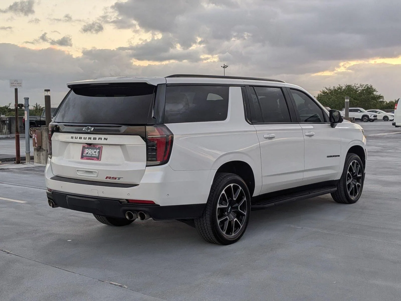 2025 Chevrolet Suburban RST photo 5