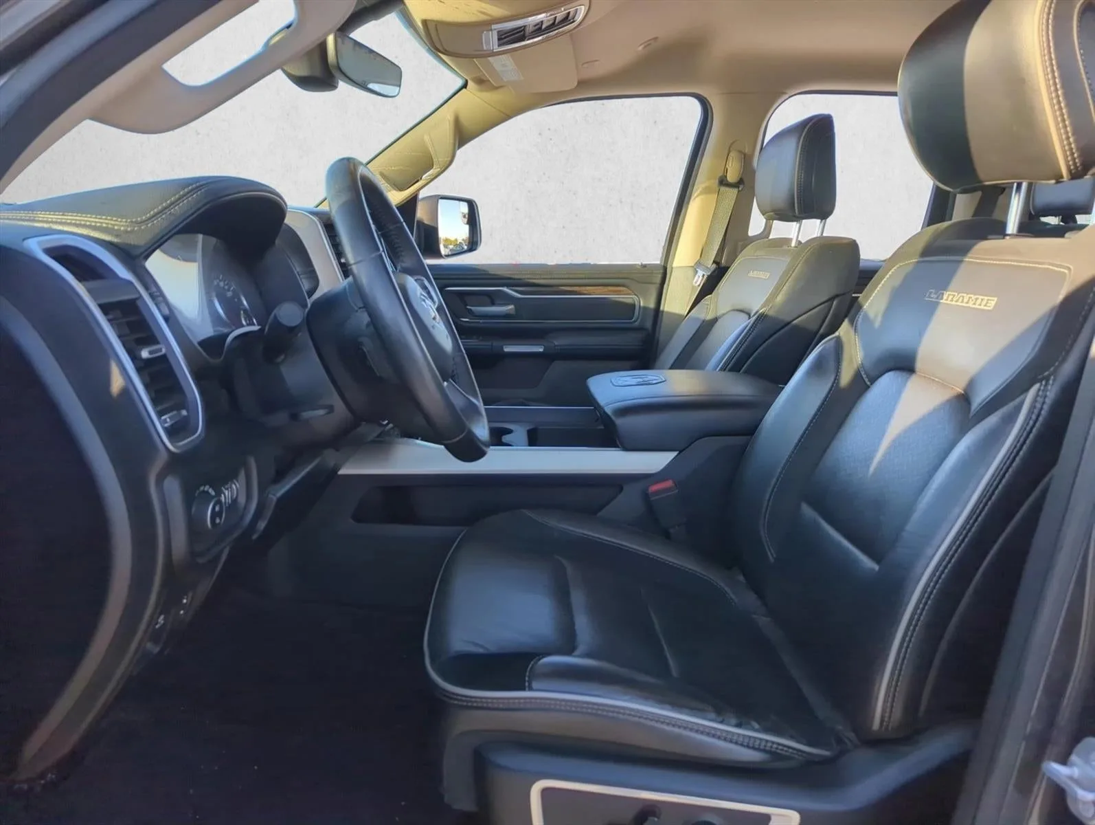 2020 RAM 1500 Laramie 4x2 Quad Cab 6'4" Box photo 9