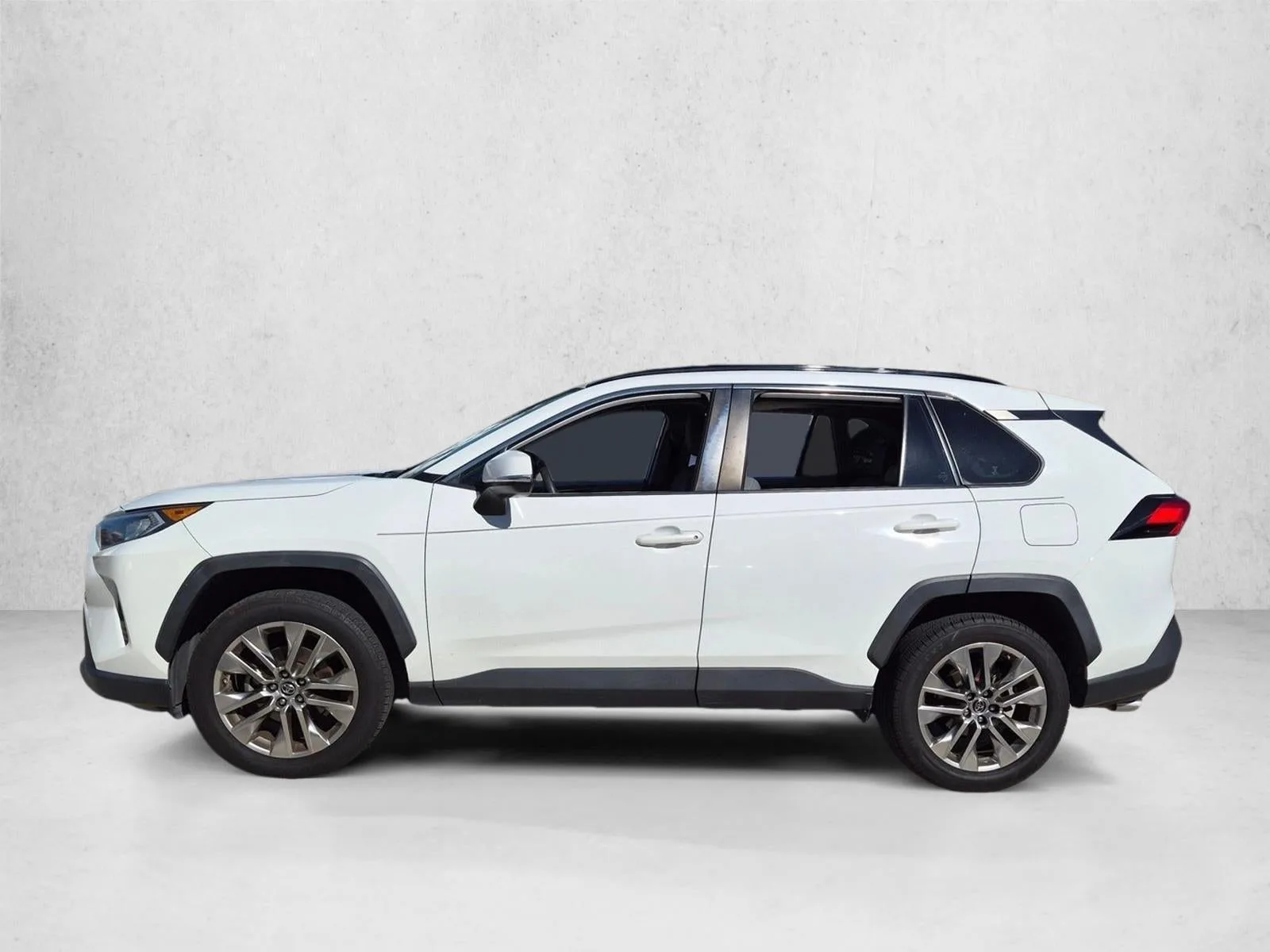 2019 Toyota RAV4 XLE Premium FWD (Natl) photo 8