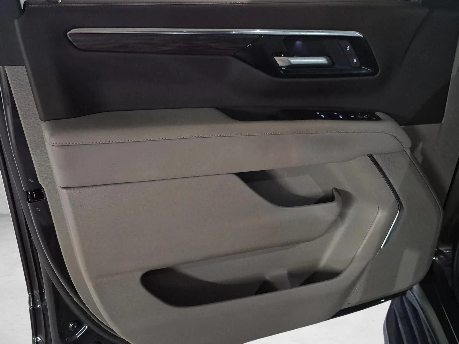 2025 Chevrolet Suburban LS photo 9