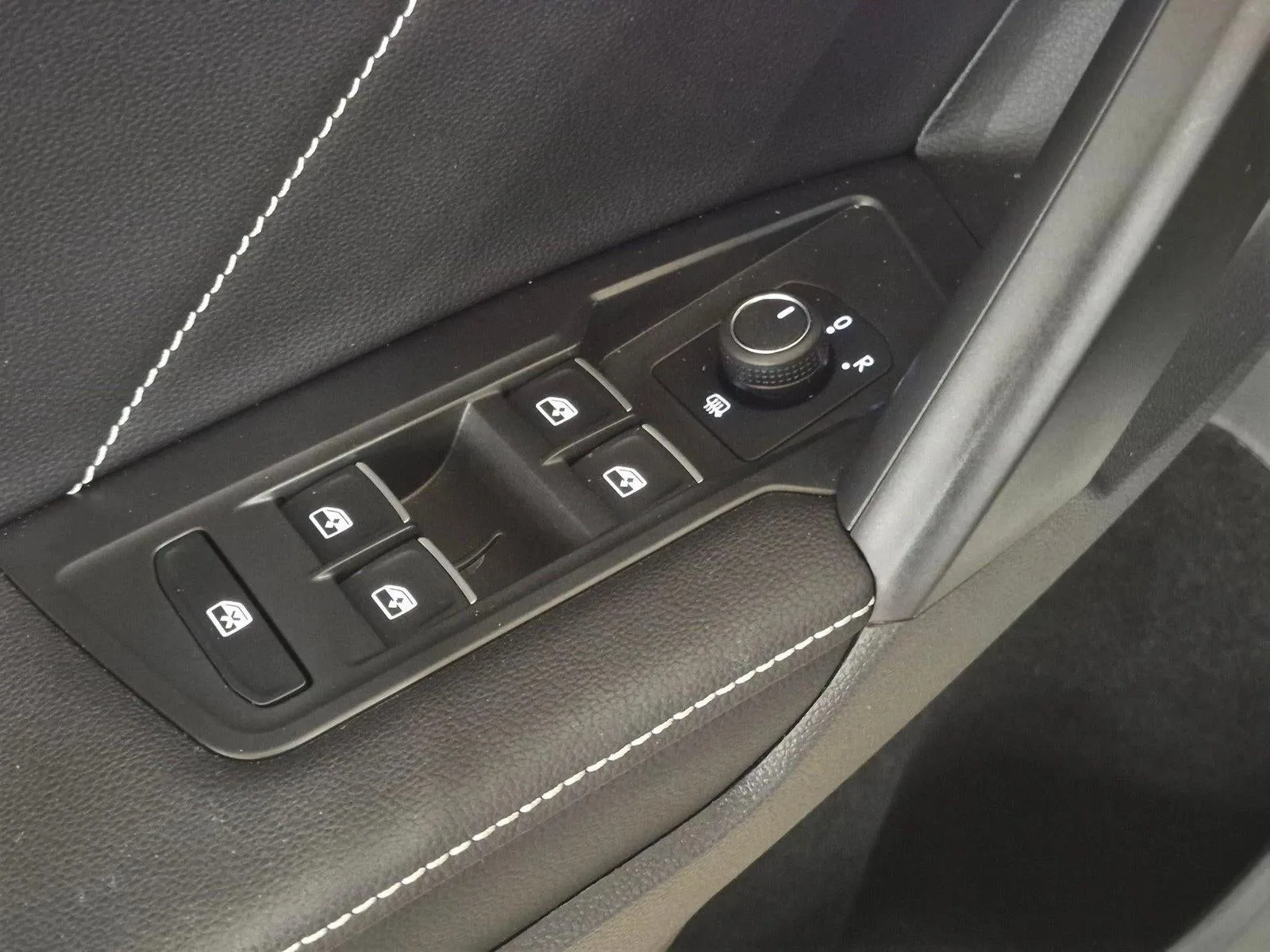 2023 Volkswagen Tiguan 2.0T SE 4MOTION photo 8