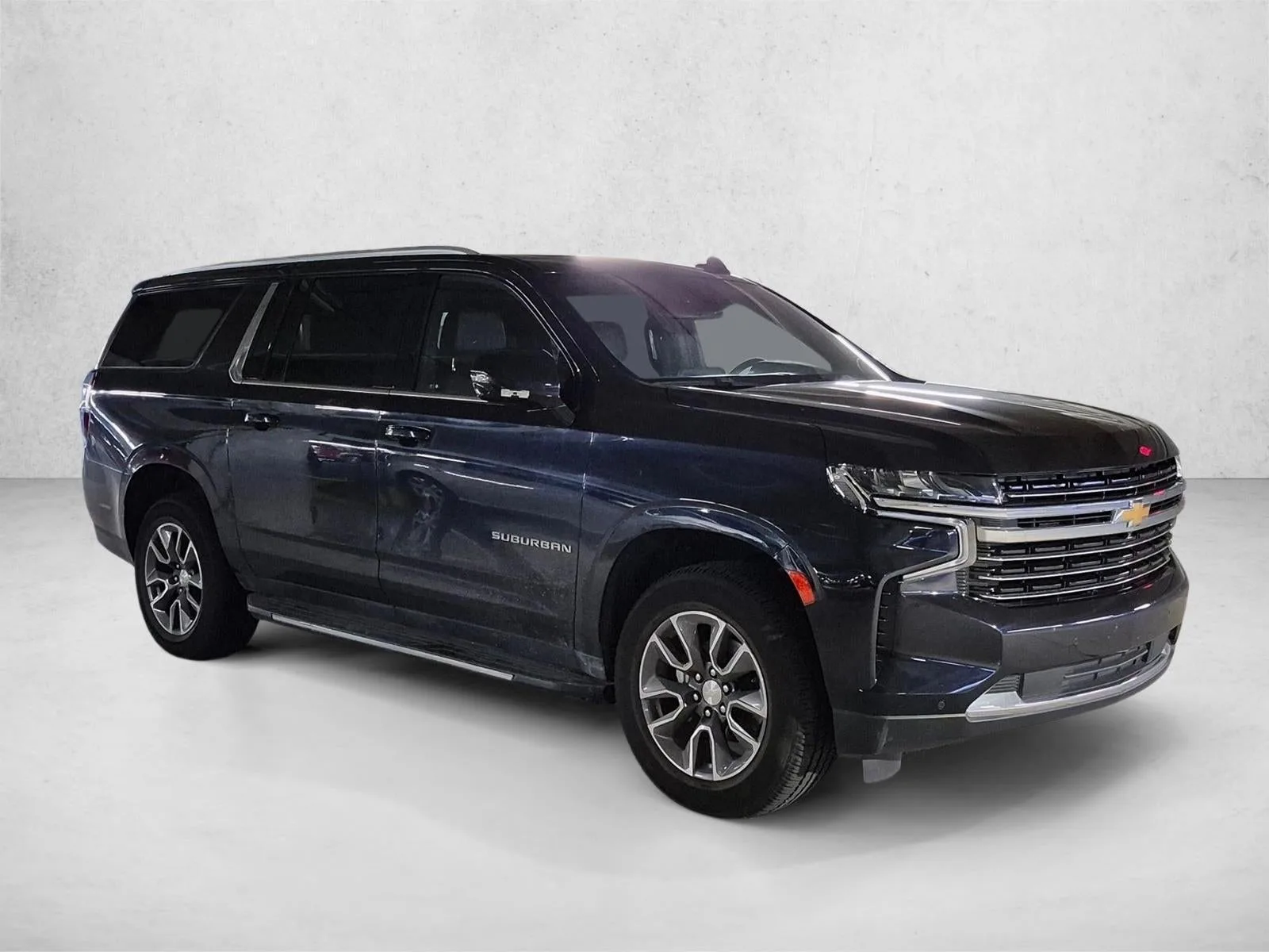 2023 Chevrolet Suburban LT photo 3
