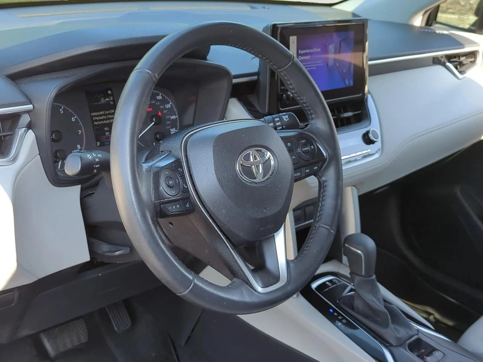 2023 Toyota Corolla Cross LE 2WD (Natl) photo 9