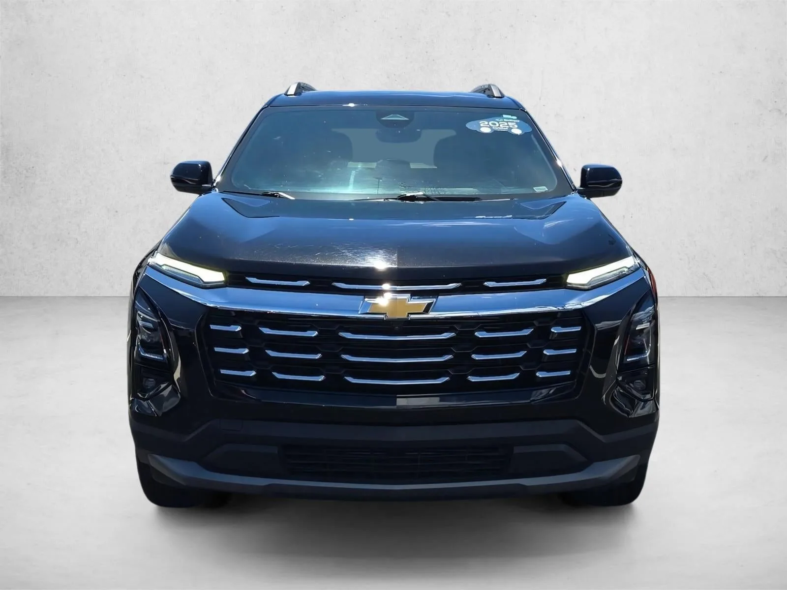 2025 Chevrolet Equinox LT photo 2