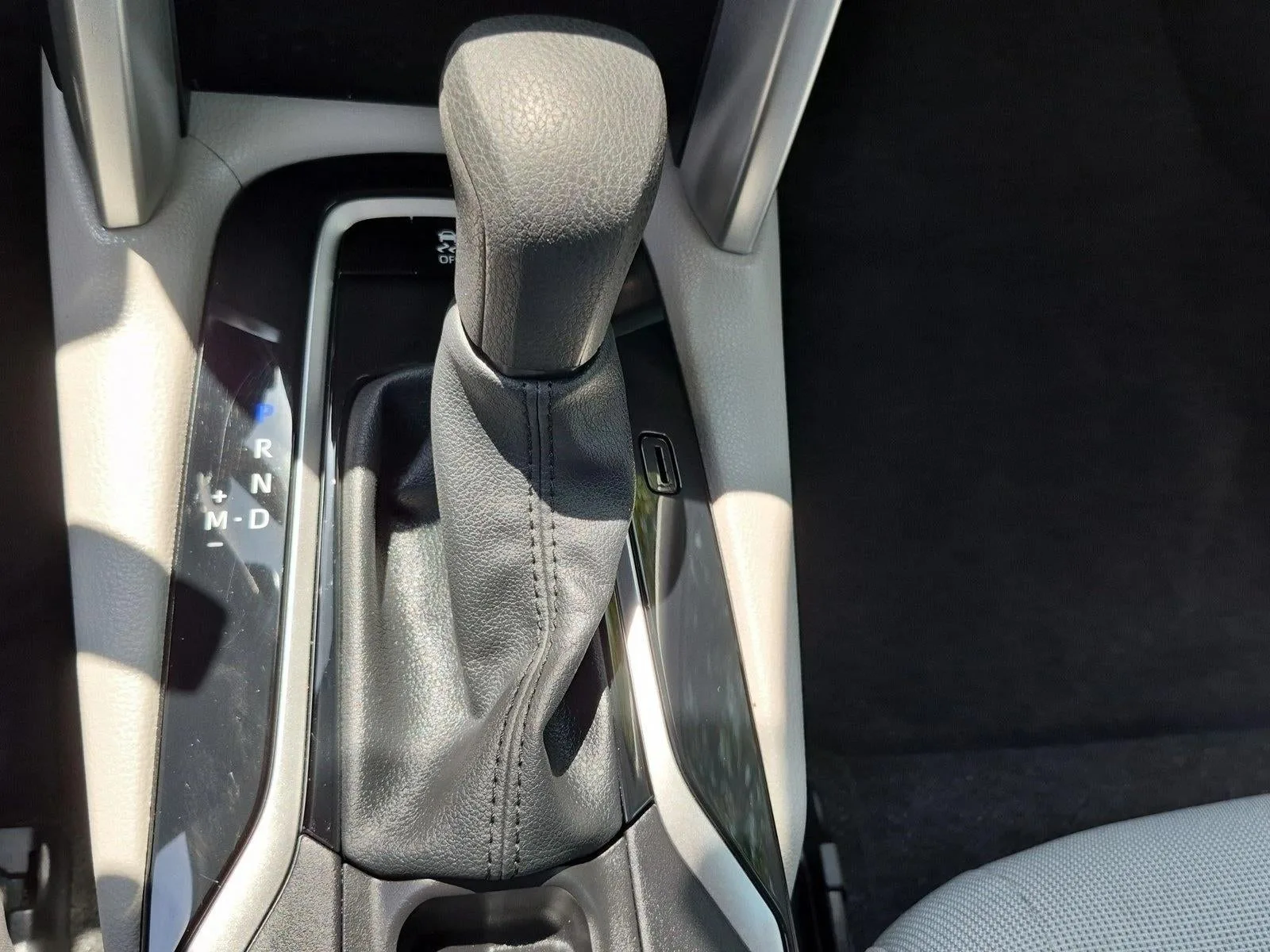 2024 Toyota Corolla Cross L 2WD (Natl) photo 12