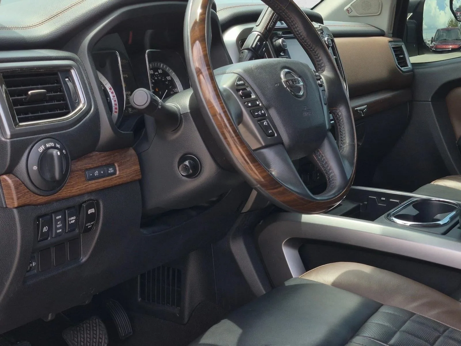 2017 Nissan Titan 4x2 Crew Cab Platinum Reserve photo 9