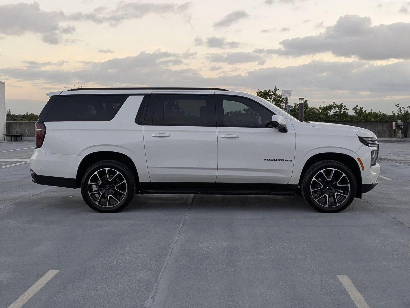 2025 Chevrolet Suburban RST photo 4